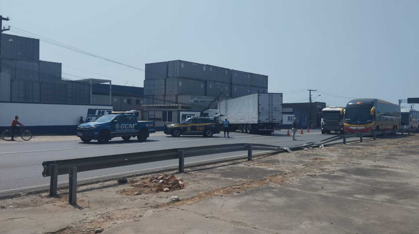 Caminhão perde o controle e colide com muro na BR-116 em Fortaleza