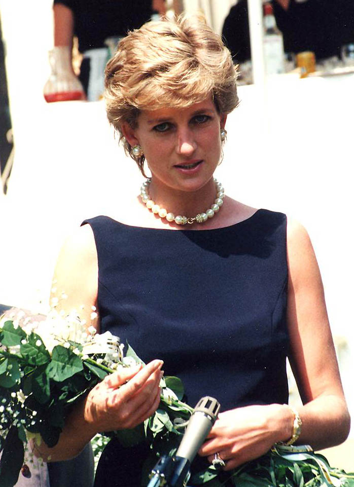 Ela costumava aparecer, por exemplo, sem chapéus. O estilo de Diana era imitado por mulheres em diversos países. Seus vestidos e acessórios eram copiados por toda parte. 