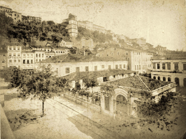 O Elevador Lacerda foi inaugurado em 8 de dezembro de 1873, na Praça Thomé de Souza, Salvador. Na época, ele era o elevador mais alto do mundo, com 63 metros.