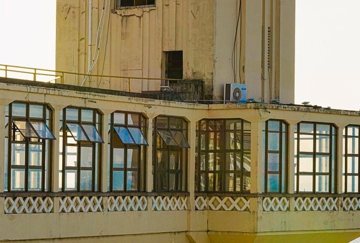 A torre móvel é apoiada por cabos de aço e é movida por um motor elétrico. O elevador tem duas cabines, cada uma com capacidade para 35 pessoas.