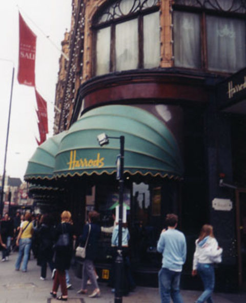 Dono da famosa cadeia de lojas Harrods, Mohamed passou 10 anos em batalhas judiciais para provar que a Monarquia Britânica havia encomendado a morte do casal. Desistiu depois que a Justiça descartou essa hipótese. 