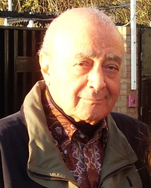 Para o pai de Dodi, o bilionário egípcio Mohamed_Al-Fayed, a morte teria sido encomendada pela própria Família Real.