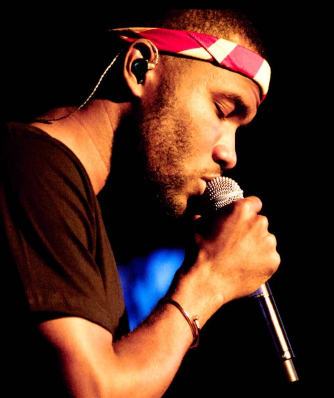 2º Chanel- Frank Ocean. A música é uma exploração lírica da dualidade e da identidade pessoal, entrelaçada com referências ao luxo e à cultura contemporânea.