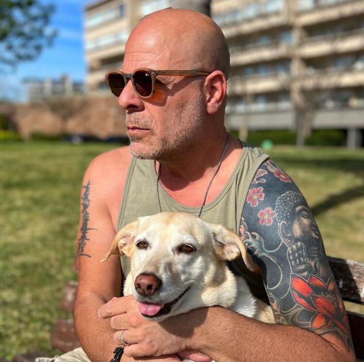 Atualmente, Bruce Willis está aposentado, diagnosticado com demência, e vive em casa com os cuidados da família. 