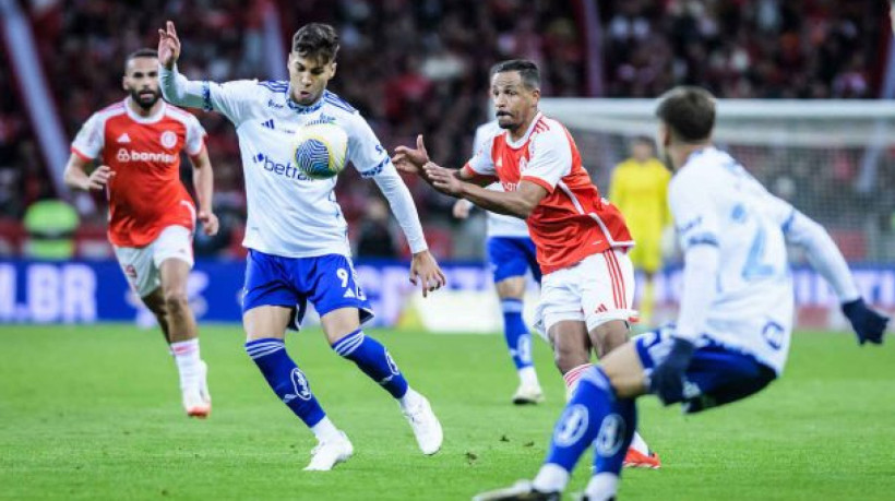 Kaio Jorge teve oportunidade de colocar a Raposa na frente, mas desperdiçou a cobrança e jogo fica no 0 a 0