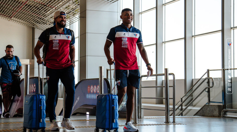 Hércules e Zé Welison, volantes do Fortaleza, durante embarque do clube 