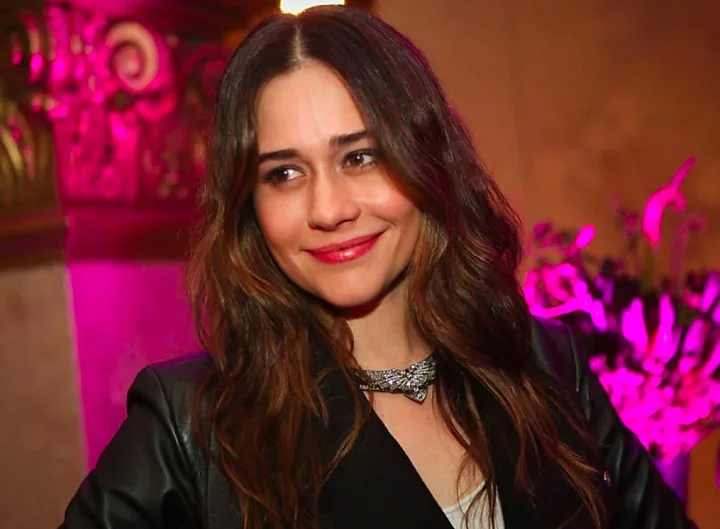 Atriz renomada e talentosa tanto na TV quanto no teatro. Esses adjetivos traduzem Alessandra Negrini, que comemora 54 anos nesta quinta-feira (29/08).