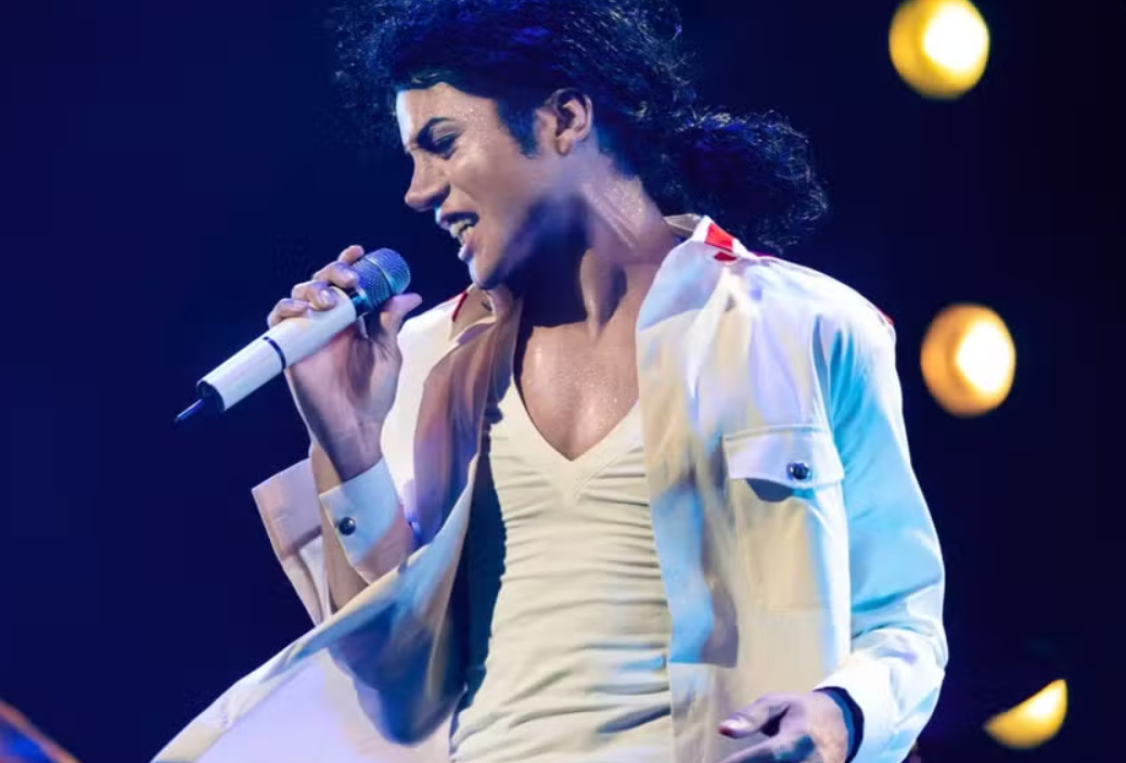 Um filme que contará a história do Rei do Pop está previsto para estrear em 18/4/2025. O papel do cantor ficou com seu sobrinho, Jaafar Jeremiah Jackson (foto).