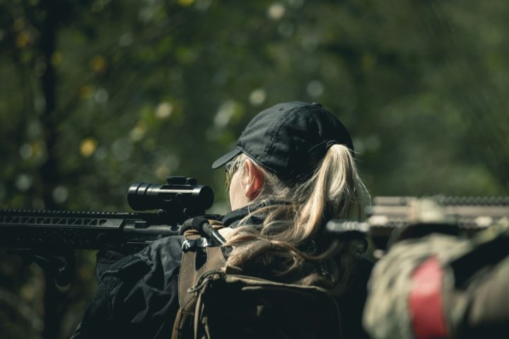 Na América Latina, o primeiro a permitir a entrada de mulheres nos quadros de comando de todas as forças foi Uruguai, em 2000, seguido pelo Paraguai em 2003 e pela Argentina em 2013.