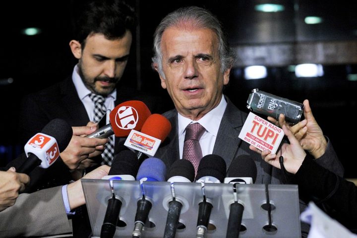 Temos que adaptar instalações, formas de trabalhar, porque agora elas não vão entrar para trabalhar em hospitais, em escritório. Agora vão para o combate, declarou o ministro da Defesa, José Múcio Monteiro.