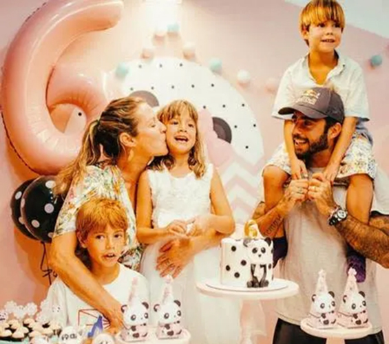 Com o surfista ela tem 3 filhos: Dom, nascido em 2012;  e os gêmeos, Bem e Liz, nascidos em 2015. 