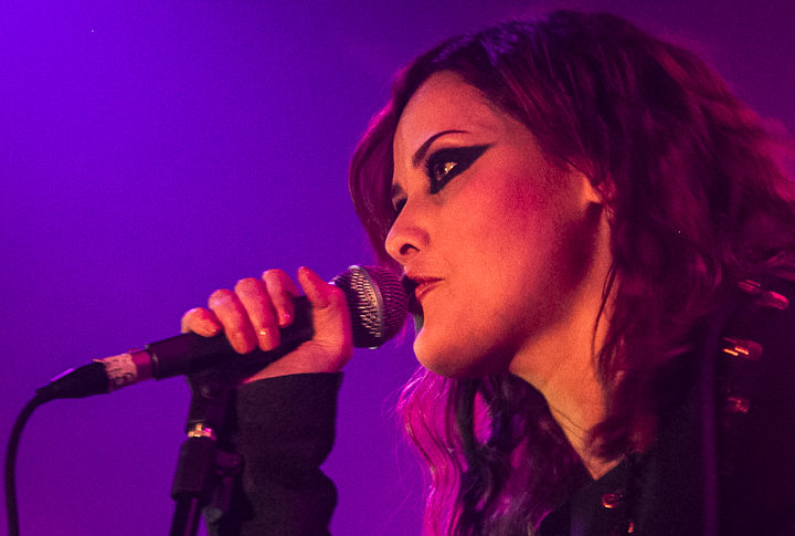 Além de atuar, Mayana Moura também tem uma forte ligação com a música. Ela foi vocalista da banda de rock Glass and Glue, mostrando seu talento musical e paixão pela arte. Veja outros atores que também têm talentos musicais!