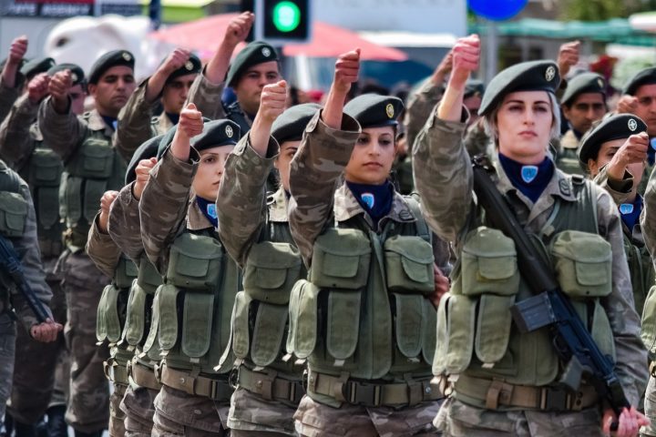 No mundo, cerca de 20 países eliminaram todas as restrições para que as mulheres possam servir como combatentes em suas forças armadas.