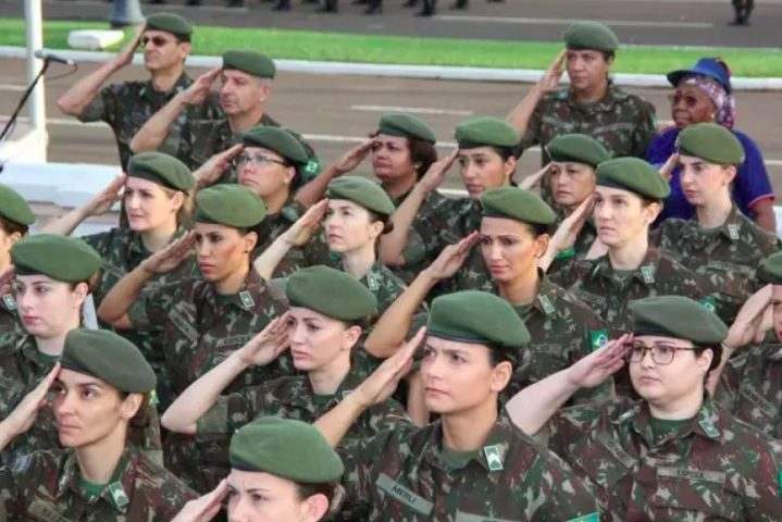 Atualmente, a admissão de mulheres nas Forças Armadas ocorre por meio dos cursos de formação para suboficiais e oficiais.