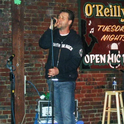 Desde os anos 1980, além de atuar, Crowe também se apresenta cantando e tocando. Na foto, o ator neozelandês faz uma apresentação no O'Reilly's Pub, em St. John's, no Canadá, em junho de 2005. 