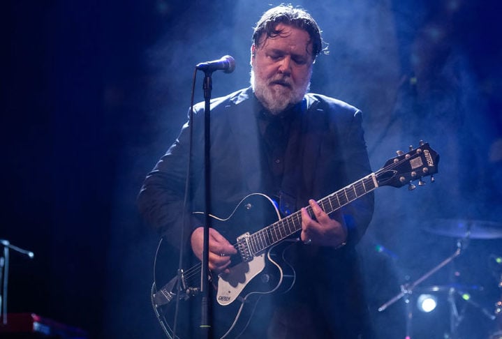 Russell Crowe: Famoso pelo filme Gladiador, que lhe rendeu um Oscar,  faz até turnês com sua banda Indoor Party Garden. Em jun/24, ele  lamentou o cancelamento da vinda ao Brasil.