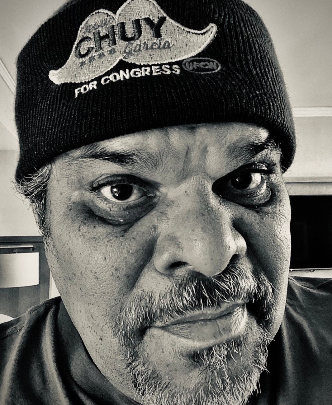 Seus primeiros passos na carreira artística foram em apresentações de teatro de rua e em filmes independentes. 
