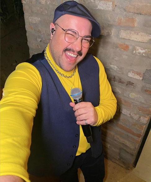 Tiago Abravanel chegou a ingressar na faculdade de Rádio e TV, mas o sucesso acabou fazendo com que ele não completasse o curso. 