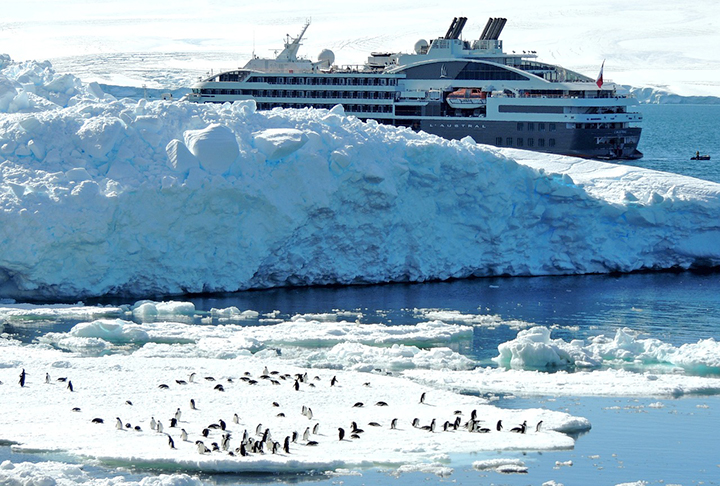 Além dos destinos tradicionais, algumas companhias estão explorando novos roteiros, como a Antártida e a Ásia, para atender a demanda por experiências mais exclusivas.
