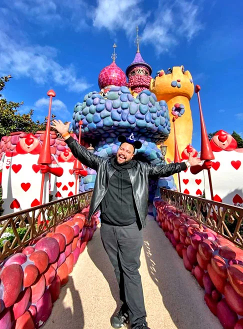 Tiago tem 36 anos. Nasceu em 21/10/1987, em São Paulo, filho de Cintia Abravanel com o empresário Paulo César Corte Gomes. O casal se uniu em 1978 e teve ainda as filhas Lígia e Vivian. Tiago é o filho do meio. 