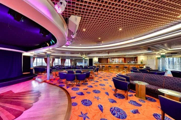 Durante o dia, os passageiros têm permissão para permanecer a bordo, mas à noite são obrigados a desembarcar.