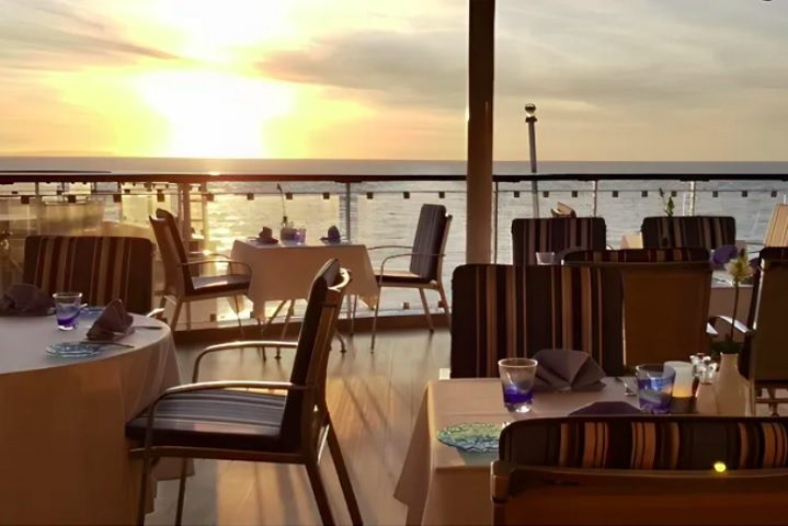 Inicialmente programado para zarpar em 30 de maio, o Odyssey acabou se tornando um refúgio para vários dos passageiros que investiram em uma viagem de três anos.