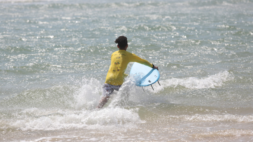 FORTALEZA-CE, BRASIL, 30-08-2024: Surfe cooperativo no IPOM. Praia do Futuro.  (foto: Fabio Lima/ OPOVO)