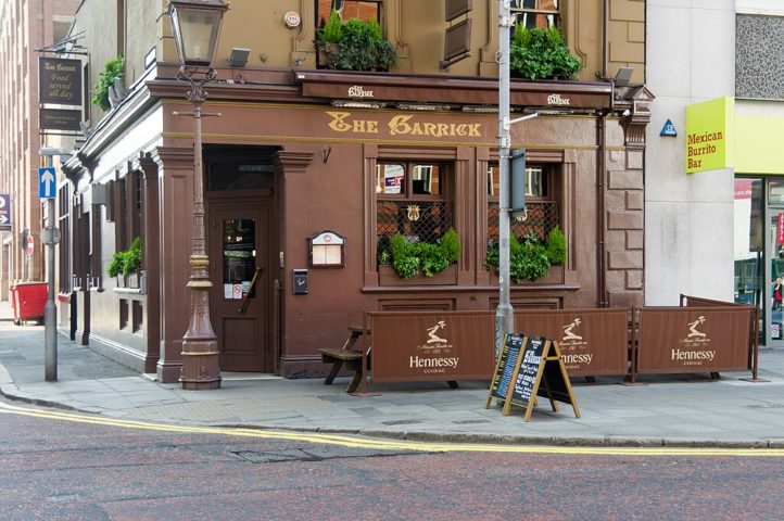 A cidade também oferece uma rica vida cultural, com teatros, galerias de arte, pubs tradicionais e uma cena musical animada.