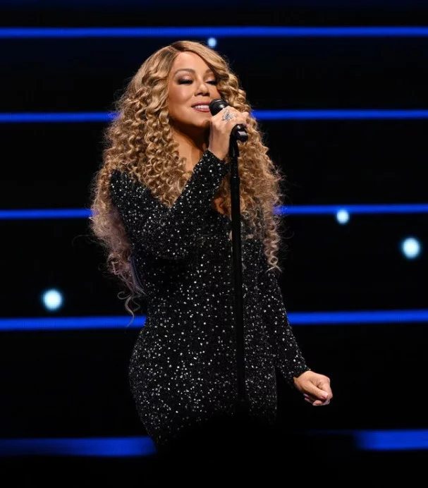 Como muitos aspectos da minha vida, minha trajetória com minha mãe foi repleta de contradições e realidades concorrentes. Nunca foi apenas preto e branco - foi todo um arco-íris de emoções, escreveu a cantora em seu livro de memórias. 