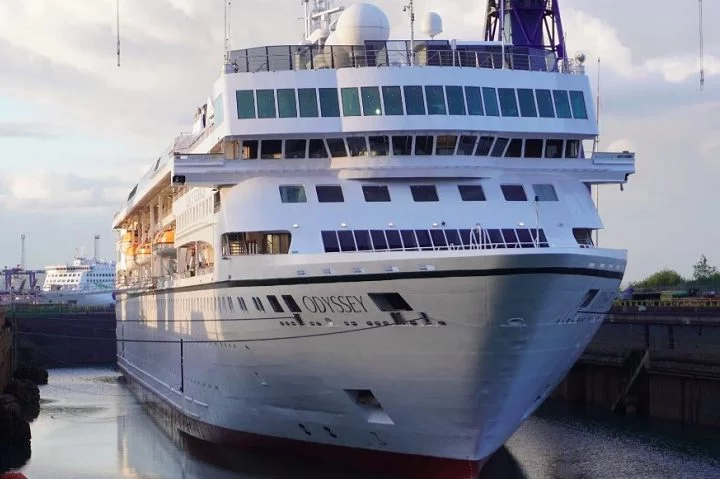 Tudo deu errado depois que o navio Odyssey, da Villa Vie Residences, ancorado desde maio em Belfast, na Irlanda do Norte, enfrentou problemas mecânicos que atrasaram a partida.