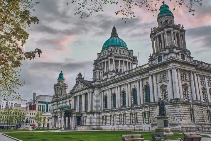 A cidade é conhecida por sua arquitetura vitoriana e eduardiana, com edifícios emblemáticos como a Prefeitura de Belfast (foto) e o Grand Opera House. 