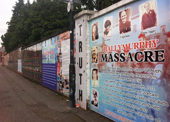 Belfast também foi um ponto focal durante os Troubles, um conflito violento que durou de 1969 a 1998, envolvendo questões políticas e religiosas entre a comunidade nacionalista (majoritariamente católica) e a comunidade unionista (majoritariamente protestante).