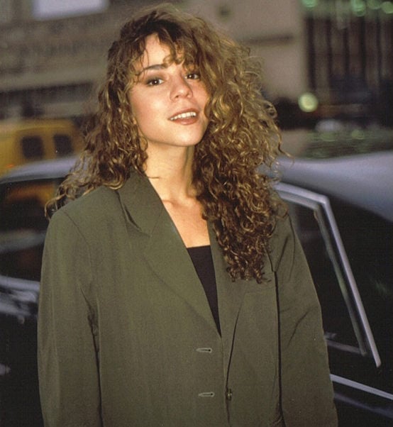 Mariah Carey é cantora, compositora, produtora musical e atriz. Ela nasceu em 27 de março de 1969 em Huntington, Nova York. Ela é filha de Patricia Hickey, cantora de ópera e professora de voz (que morreu há poucos dias), e Alfred Roy Carey, engenheiro aeronáutico de ascendência afro-venezuelana. 