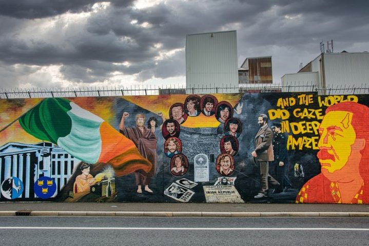 O centro histórico de Belfast é um local ideal para conhecer a arquitetura vitoriana e os murais que retratam a história da cidade.