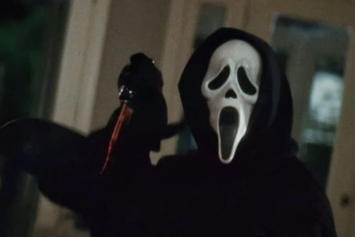 Um dos maiores trunfos da saga é o fato de que Ghostface não é sempre a mesma pessoa. Ou seja, a cada filme, o público quer descobrir quem está por trás da máscara.  