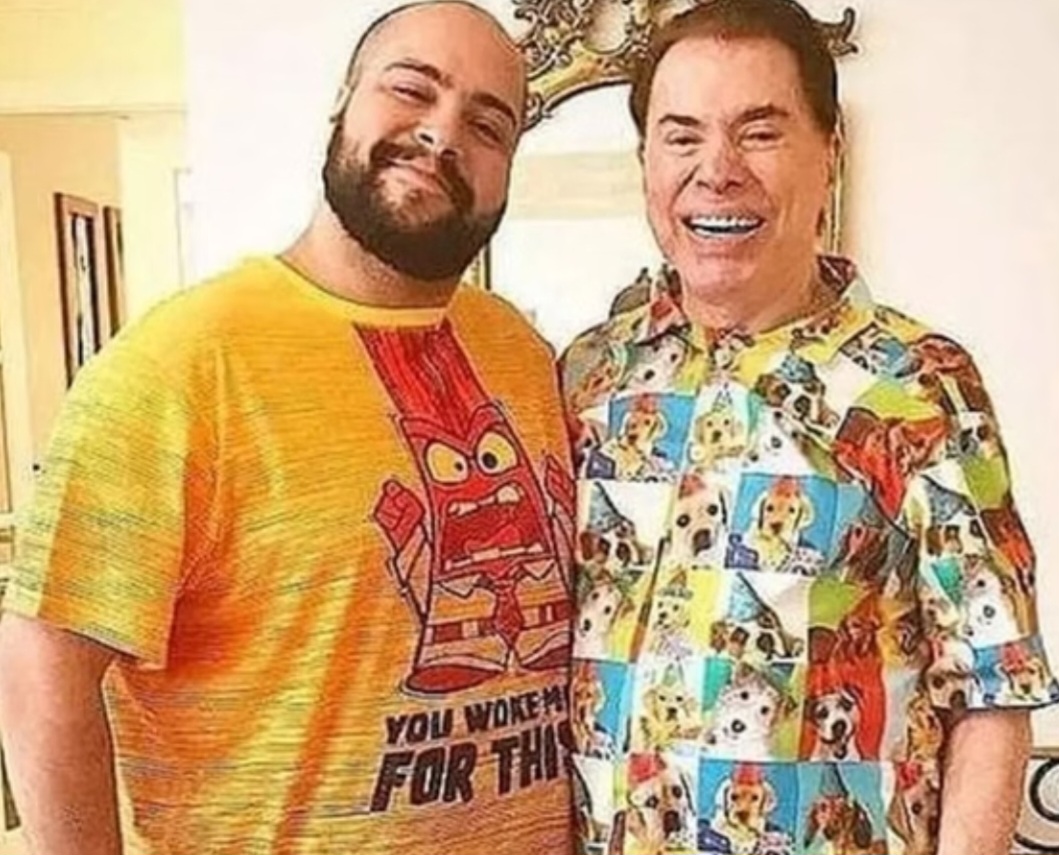 Tiago, filho de Cintia Abravanel, disse que teve dificuldade para conviver com esse tipo de relação. Muitas vezes sofri por achar que não poderia tê-lo como avô. Por não ter ele presente como eu idealizava. Por achar que eu não era merecedor desse lugar.
