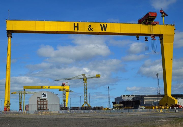 Um dos aspectos mais notáveis da história de Belfast é sua associação com o RMS Titanic, que foi construído no estaleiro Harland and Wolff, na cidade.