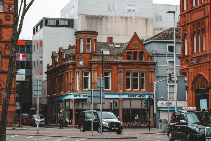 Apesar de seu passado turbulento, Belfast passou por uma transformação significativa nas últimas décadas, emergindo como uma cidade vibrante e em crescimento, com uma economia diversificada e um cenário cultural em ascensão.