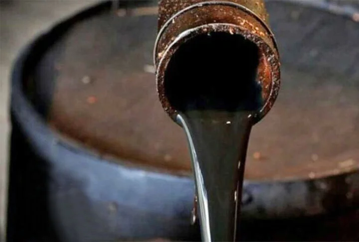 Extraído principalmente do subsolo, o petróleo é utilizado para produzir combustíveis como gasolina, diesel e querosene, além de ser uma matéria-prima para plásticos, produtos químicos e fertilizantes. Atualmente, os Estados Unidos são os maiores produtores, com aproximadamente 11,9 milhões de barris por dia.