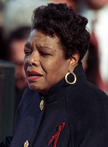 A americana Maya Angelou (1928-2014) foi escritora, poetisa, ativista, professora, atriz da Broadway, dançarina e a primeira condutora negra de bondes em São Francisco. 