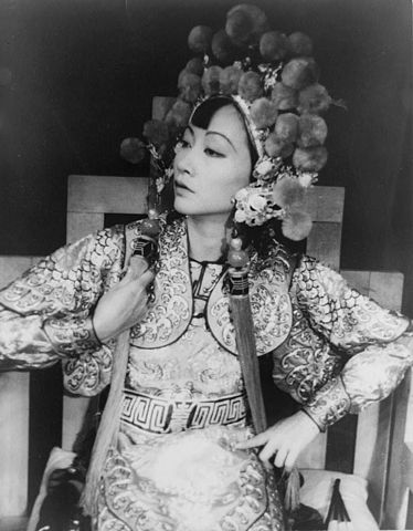 Anna May Wong  (1905-1961) teve longa carreira, iniciada aos 14 anos e encerrada apenas por sua morte, de enfarte, em casa. 