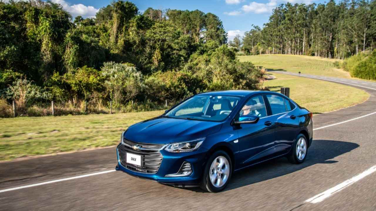 Depois, o GM Onix Plus. Foram 41.242 modelos comercializados. Ele é um dos compactos mais compridos do mercado. 