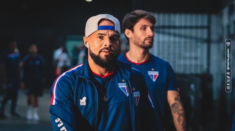 Zé Welison, volante do Fortaleza, em chegada ao Estádio Nilton Santos