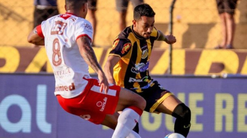 Com gols no segundo tempo, time paulista vence por 2 a 0, vai a 43 pontos e abre frente no topo da tabela