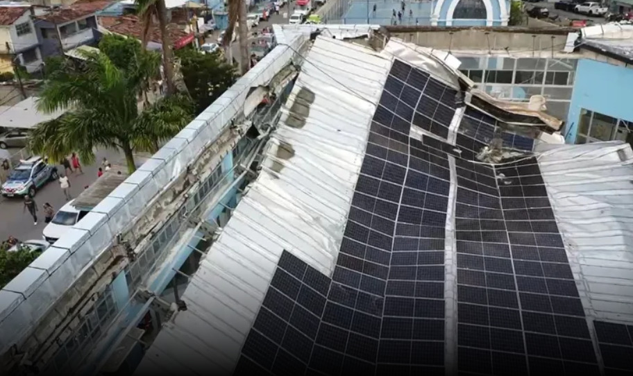 A principal suspeita é de que as placas solares, instaladas seis dias antes do acidente, possam ter provocado um peso excessivo no teto. 