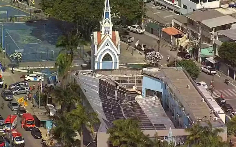 O teto de uma igreja desabou no Recife (PE) em 30/8/2024 deixando mortos e feridos. O Santuário do Morro da Conceição fazia distribuição de cestas básicas na hora do incidente. 