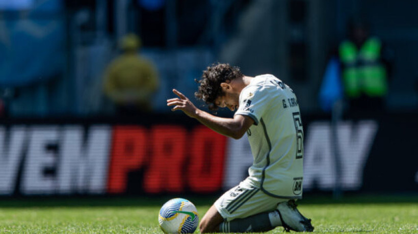 Gremistas, mesmo com dez desde os 19 do 1º tempo, abrem 2 a 0. Galo diminui e, depois dos 45 minutos, faz outros dois gols: histórico 3 a 2