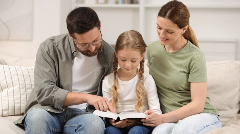 Ler a Bíblia diariamente fortalece a fé e ilumina a vida dos fiéis (Imagem: New Africa | Shutterstock) 