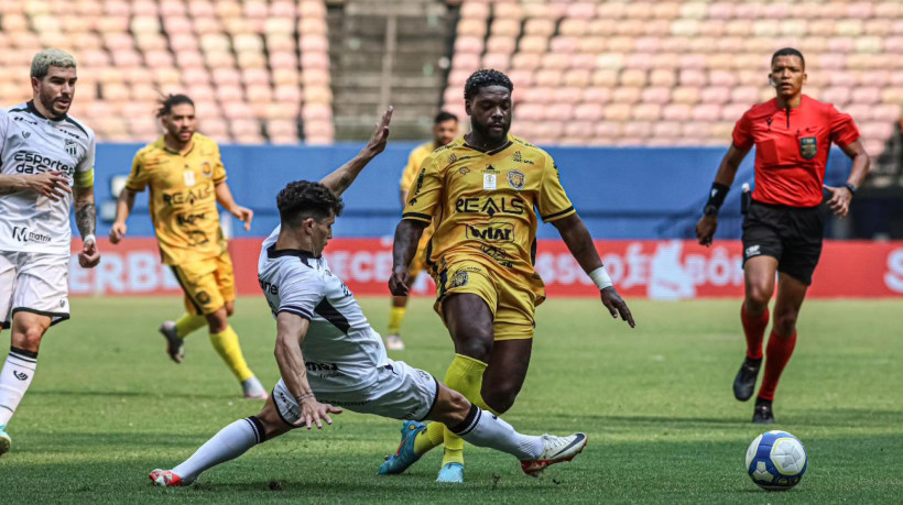 Rafael Ramos e Luan Silva disputam lance no jogo Amazonas x Ceará, na Arena da Amazônia, pelo Campeonato Brasileiro Série B 2024