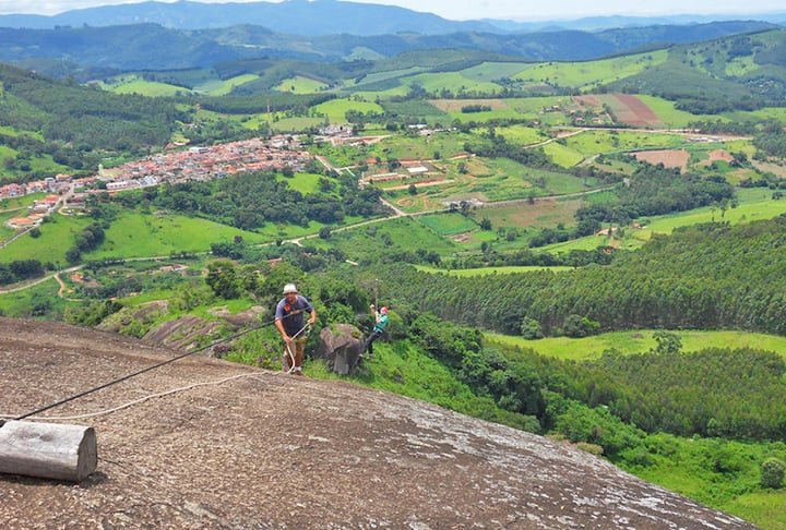 Tirolesa Pedra Bela - Fica na cidade de Pedra Bela, na região de Bragança Paulista (SP).  A tirolesa de Pedra Bela tem 1.900m de extensão e 190m de altura. Alcança velocidade de 107 km/h. 